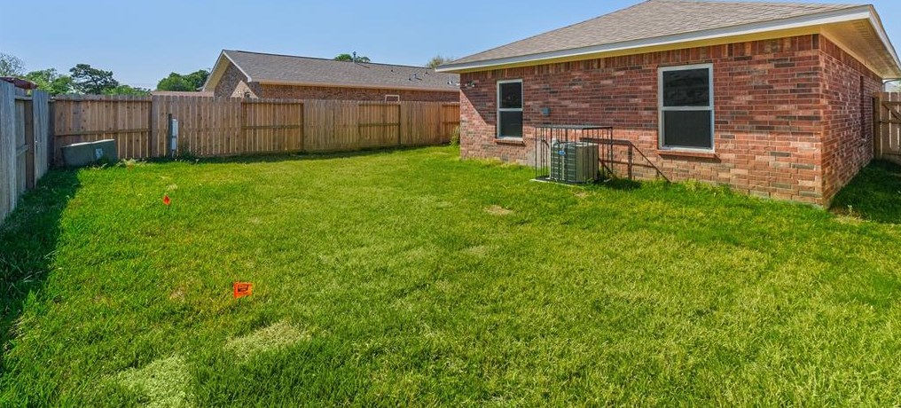 8710 Dallas Acorn St, Houston TX  77078-1104 exterior