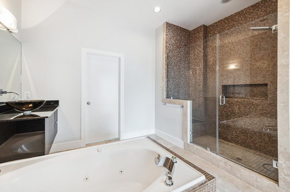 1807 Hickory St, Houston TX  77007-4178 exterior