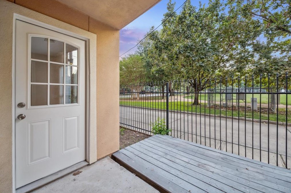 3004 Chenevert St, Houston TX  77004-5665 exterior