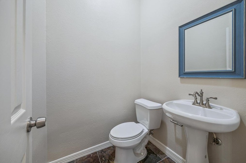 3004 Chenevert St, Houston TX  77004-5665 exterior