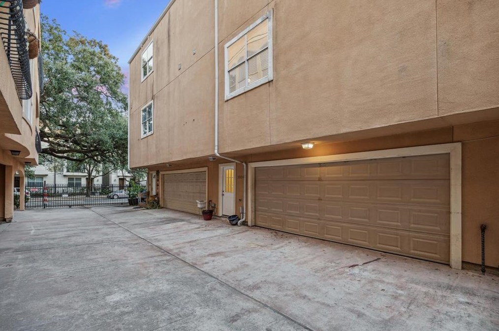 3004 Chenevert St, Houston TX  77004-5665 exterior