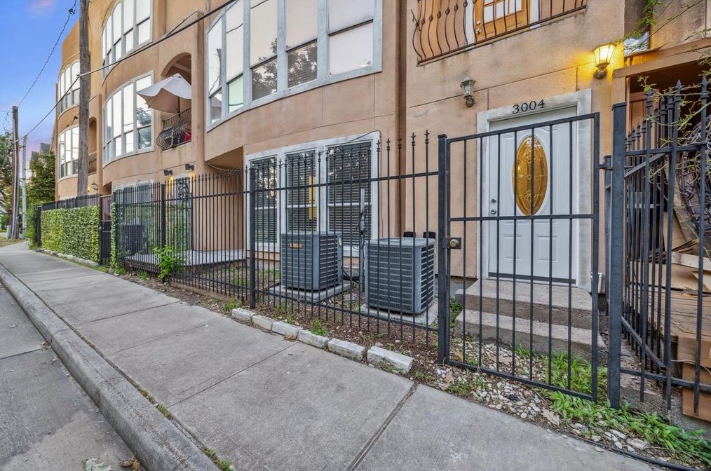 3004 Chenevert St, Houston TX  77004-3007 exterior