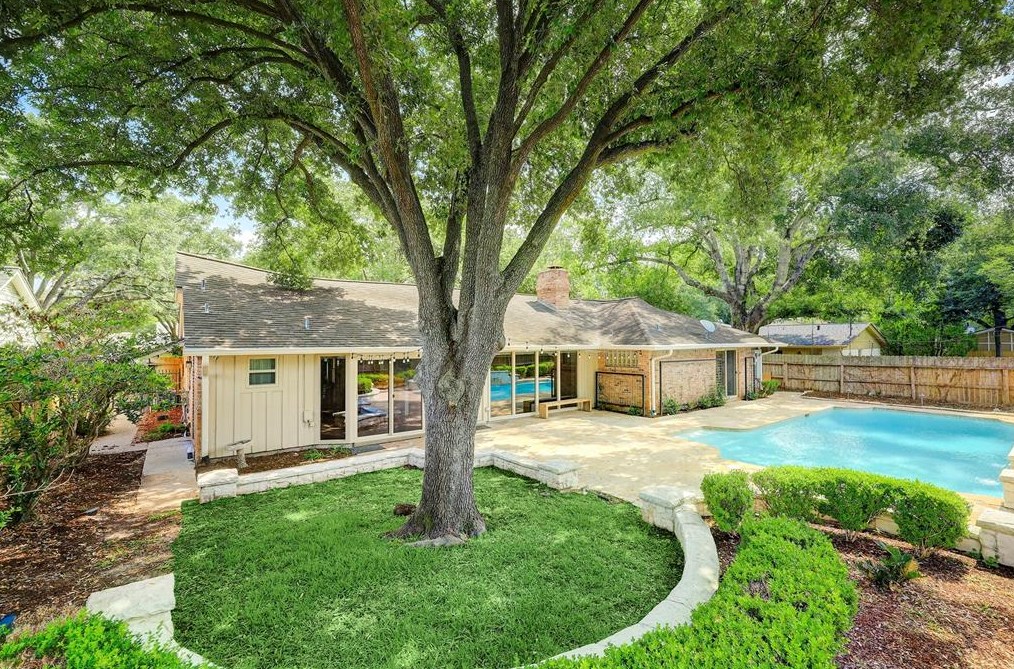 10623 Olympia Dr, Houston TX  77042-2818 exterior