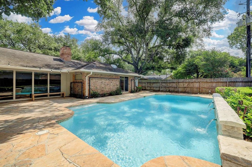 10623 Olympia Dr, Houston TX  77042-2818 exterior