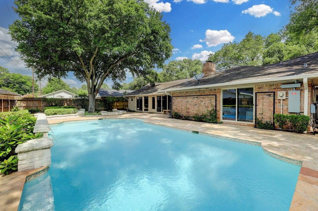 10623 Olympia Dr, Houston TX  77042-2818 exterior