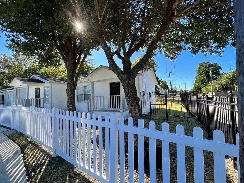 802 33rd St, Houston TX  77022-5104 exterior