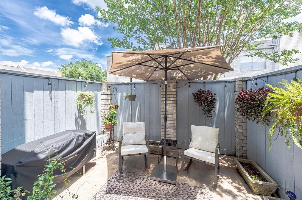 654 Wilcrest Dr, Houston TX 77042-1080 exterior