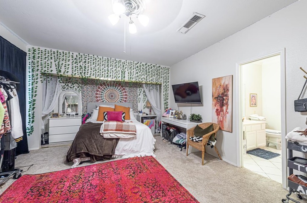 654 Wilcrest Dr, Houston TX 77042-1080 exterior