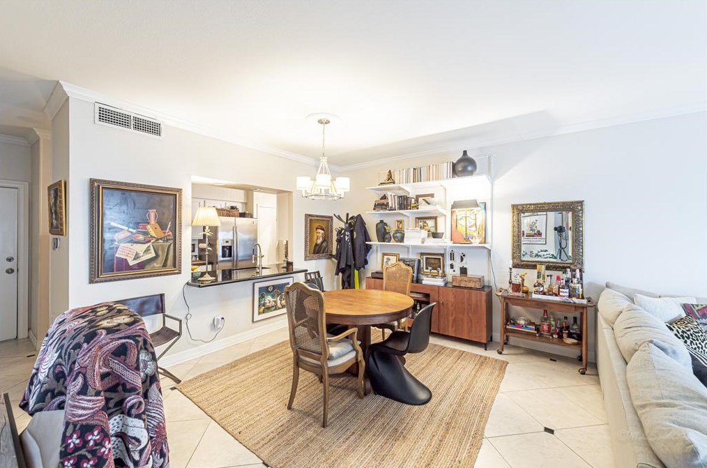 654 Wilcrest Dr, Houston TX 77042-1080 exterior