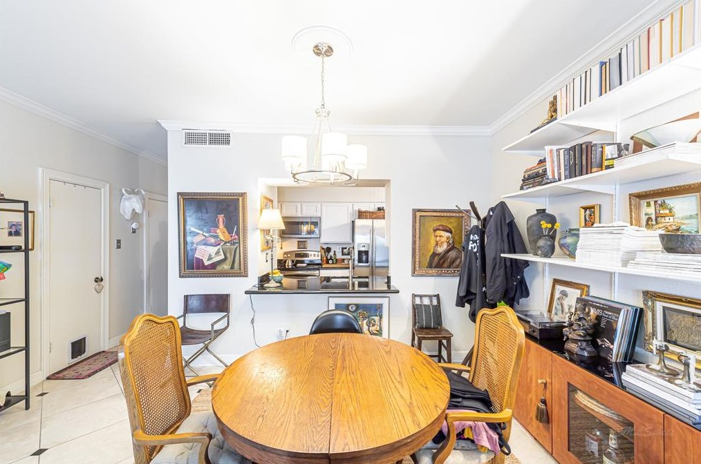 654 Wilcrest Dr, Houston TX 77042-1080 exterior