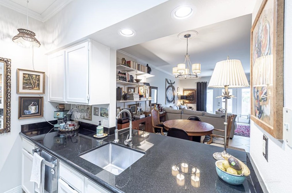 654 Wilcrest Dr, Houston TX 77042-1080 exterior