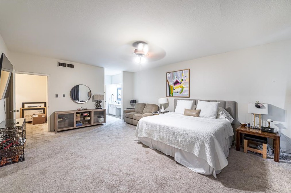 654 Wilcrest Dr, Houston TX 77042-1080 exterior