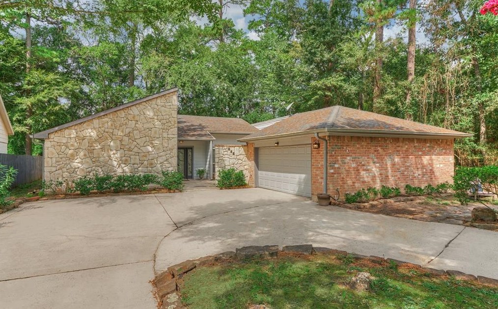 1 Huntsmans Horn Cir, Spring TX  77380-0937 exterior