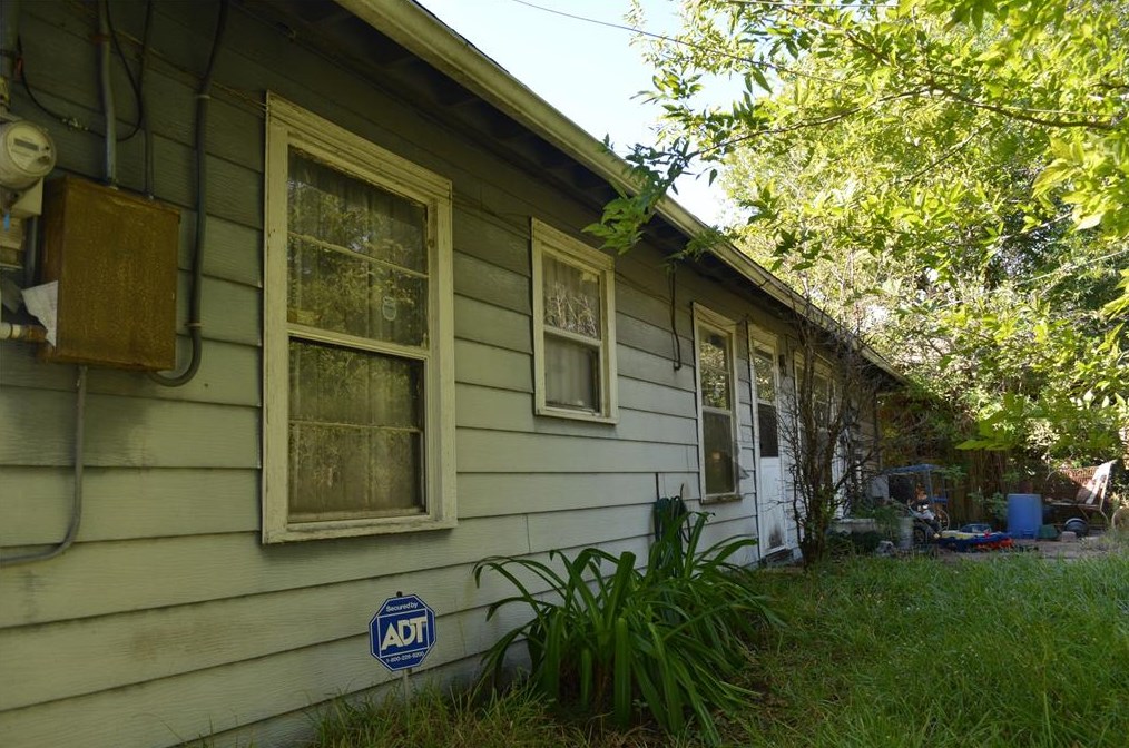 6035 Southmont, Houston TX  77033-1024 exterior