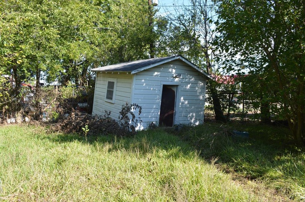 6035 Southmont, Houston TX  77033-1024 exterior