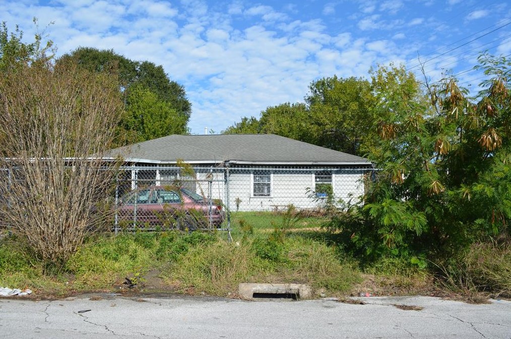 6035 Southmont, Houston TX  77033-1024 exterior