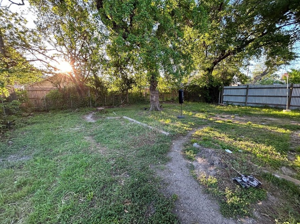 705 Walton, Houston TX  77009-6145 exterior