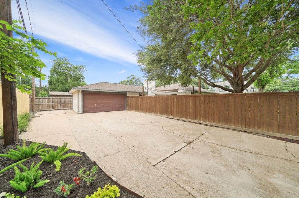 2203 Saxon, Houston TX  77092-5140 exterior
