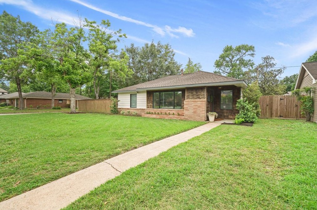 2203 Saxon, Houston TX  77092-5140 exterior