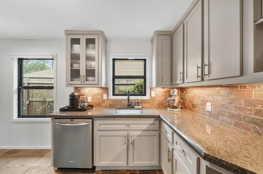 2203 Saxon, Houston TX  77092-5140 exterior