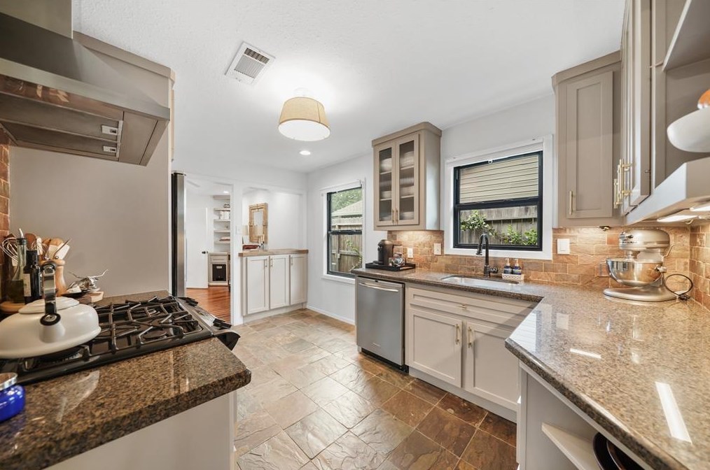 2203 Saxon, Houston TX  77092-5140 exterior