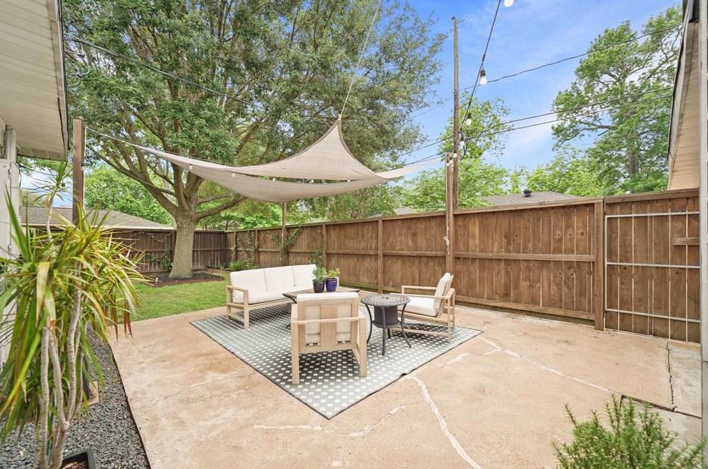 2203 Saxon, Houston TX  77092-5140 exterior