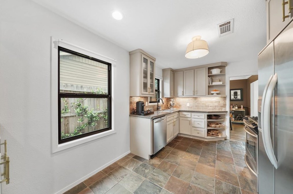 2203 Saxon, Houston TX  77092-5140 exterior