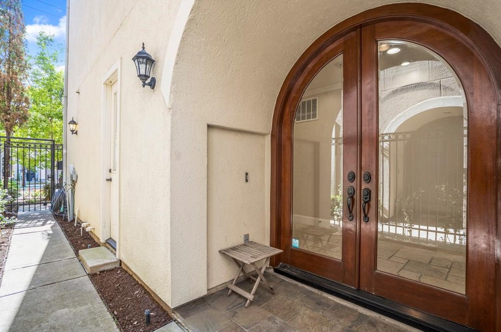 2012 Hazard St, Houston TX  77019-6111 exterior