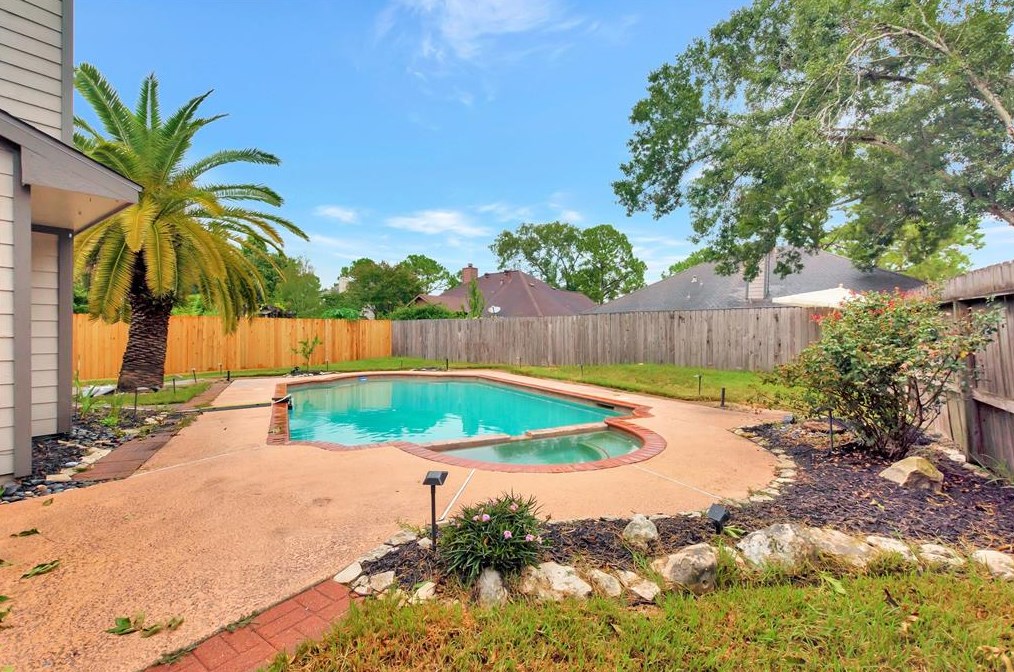 15131 Cranbourne Dr, Houston TX  77062-2621 exterior