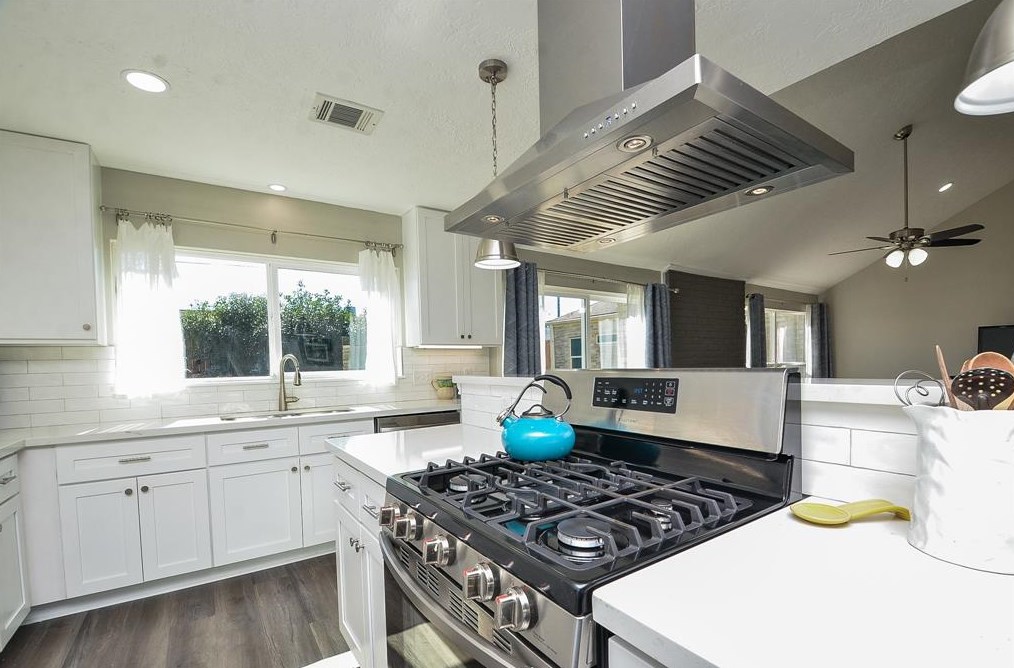 11311 Wickersham Ln, Houston TX  77027-4013 exterior