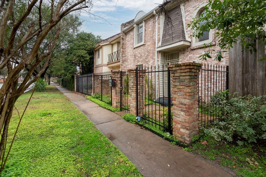 2511 Commonwealth St, Houston TX  77006-2572 exterior