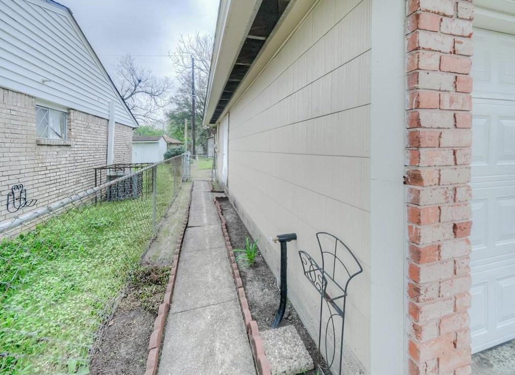 10807 Carlton, Houston TX  77047-1001 exterior