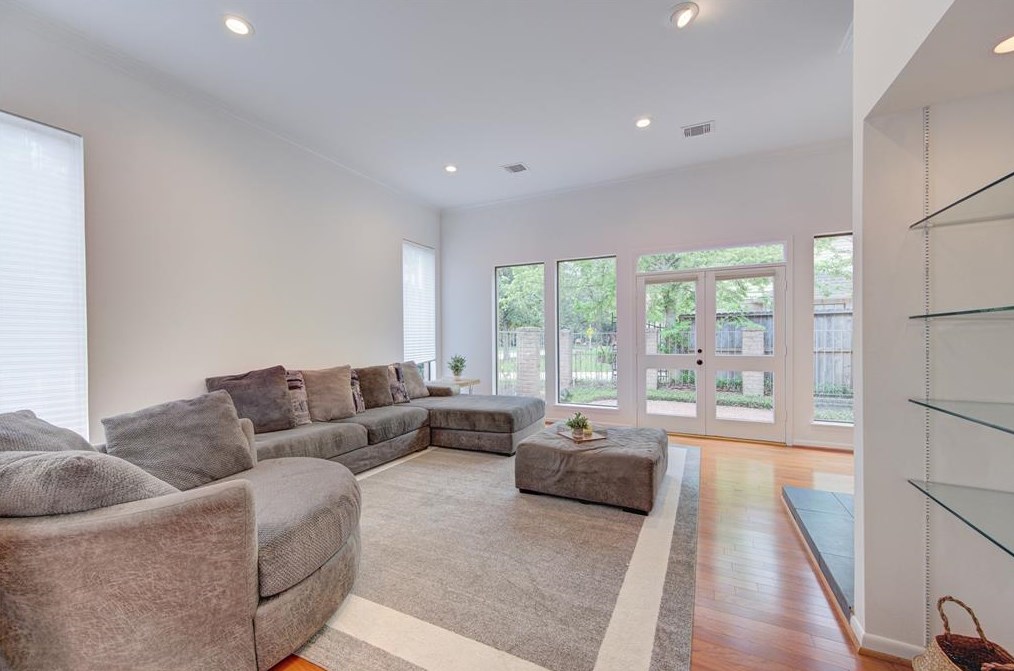 15835 Barkers Lndg Rd, Houston TX  77079-2422 exterior