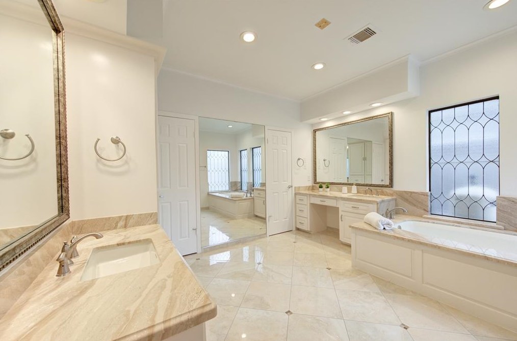 15835 Barkers Lndg Rd, Houston TX  77079-2422 exterior