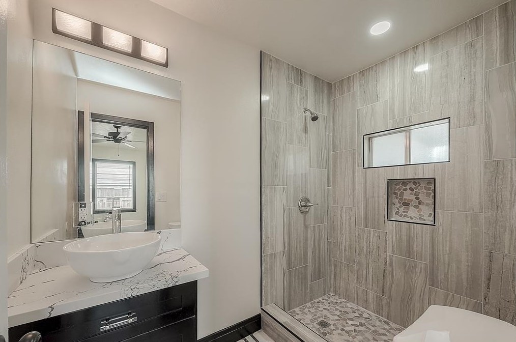 5715 Corl St, Houston TX 77087-4107 exterior