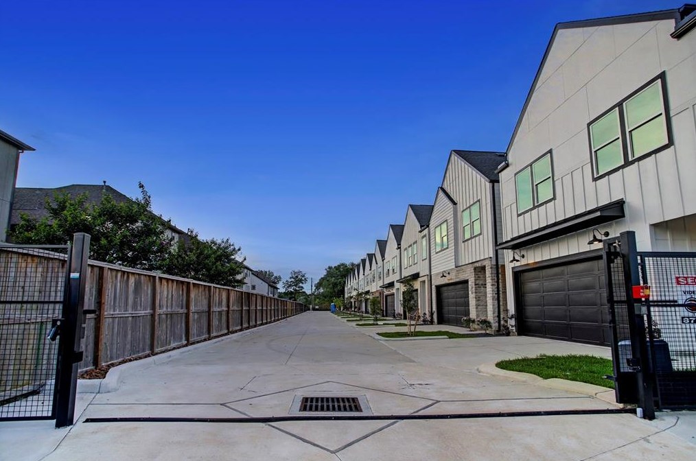 2046 Tidwell Rd, Houston TX  77028-1906 exterior
