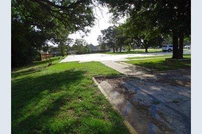 207 N Meyer Street, Sealy, TX 77474 - Photo 1