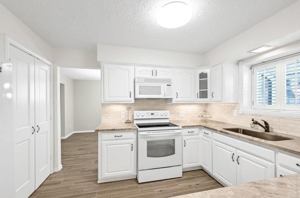 8306 Wind Forest Dr, Houston TX  77040-1433 exterior