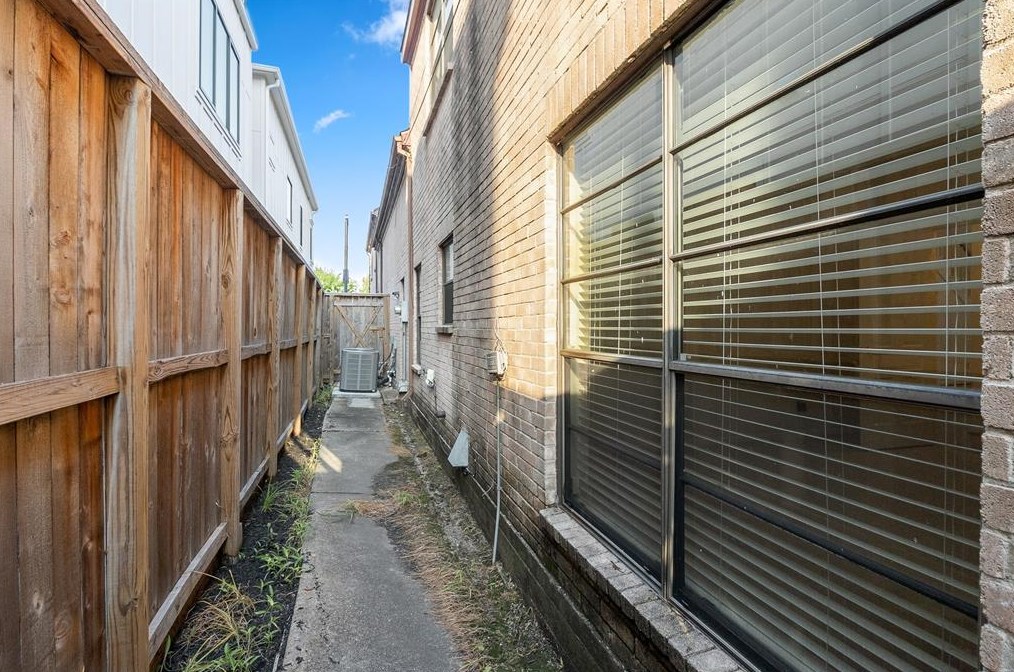 2306 Potomac Dr, Houston TX  77057-3380 exterior