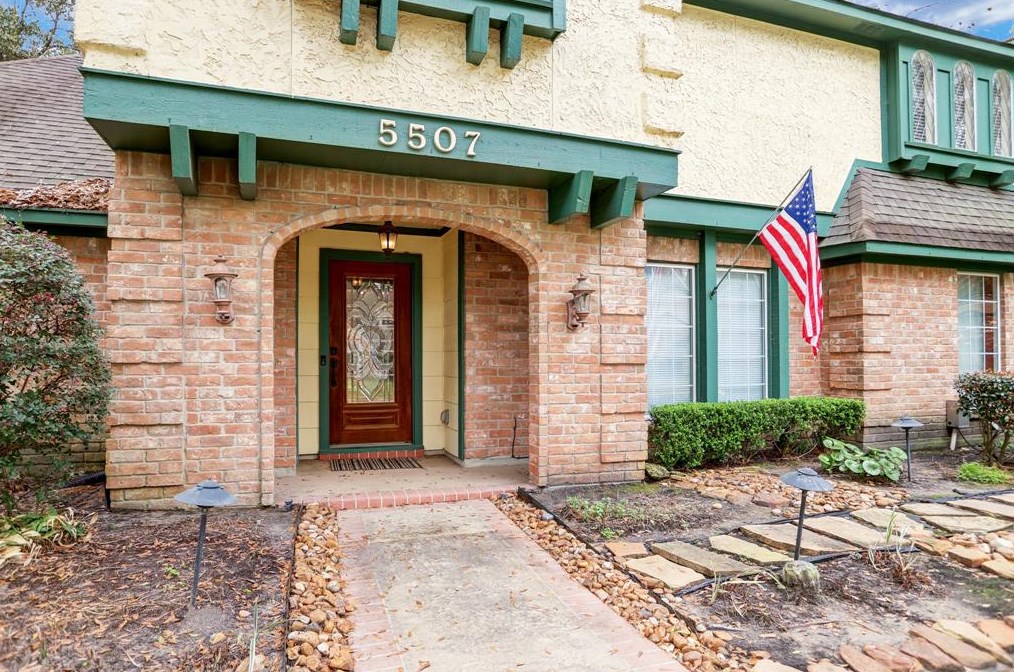 5507 Spanish Oak Dr, Houston TX  77066-2440 exterior