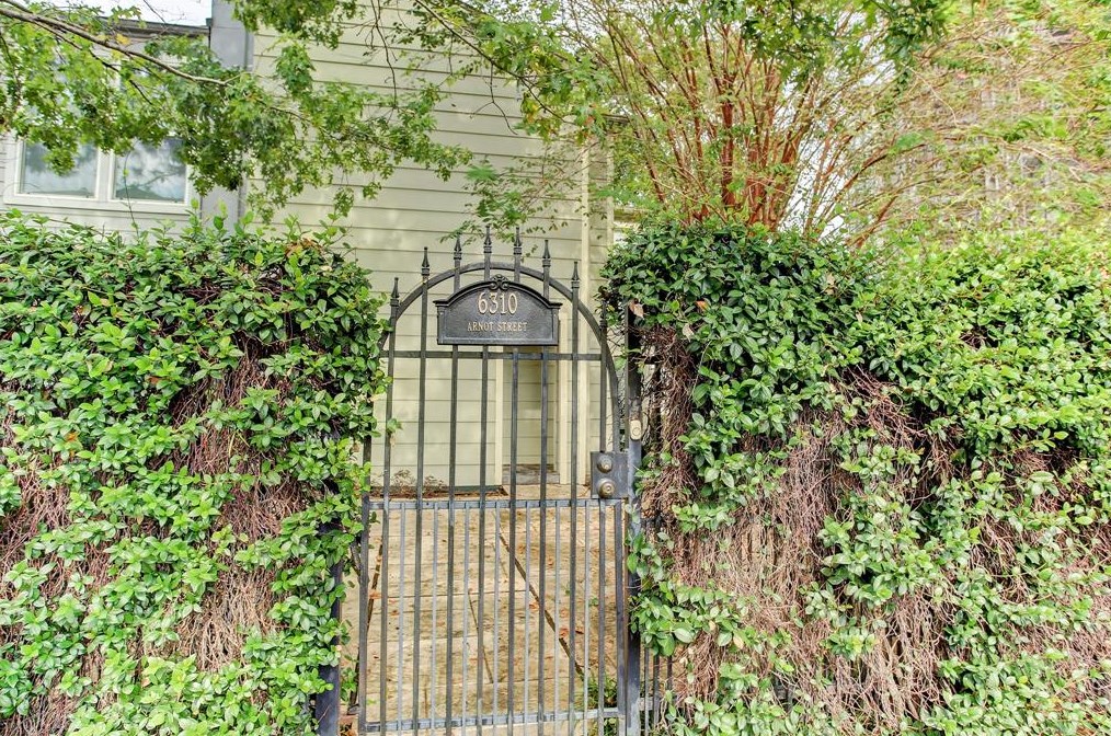 6310 Arnot St, Houston TX  77007-2043 exterior