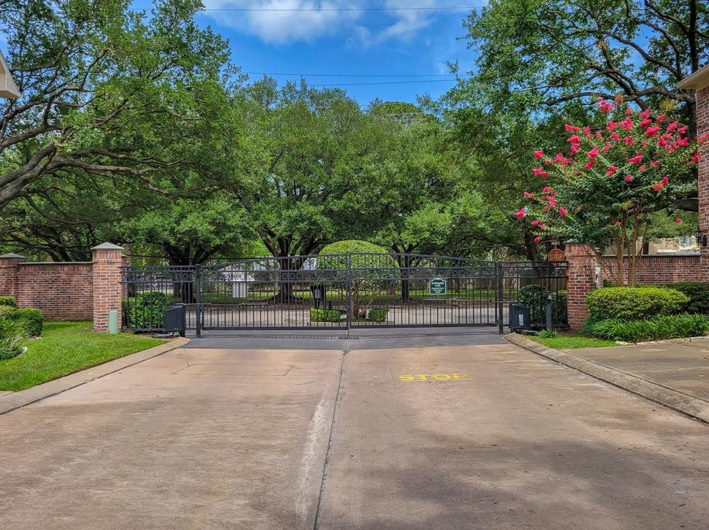 5807 Inwood Park Ct, Houston TX 77057-3196 exterior