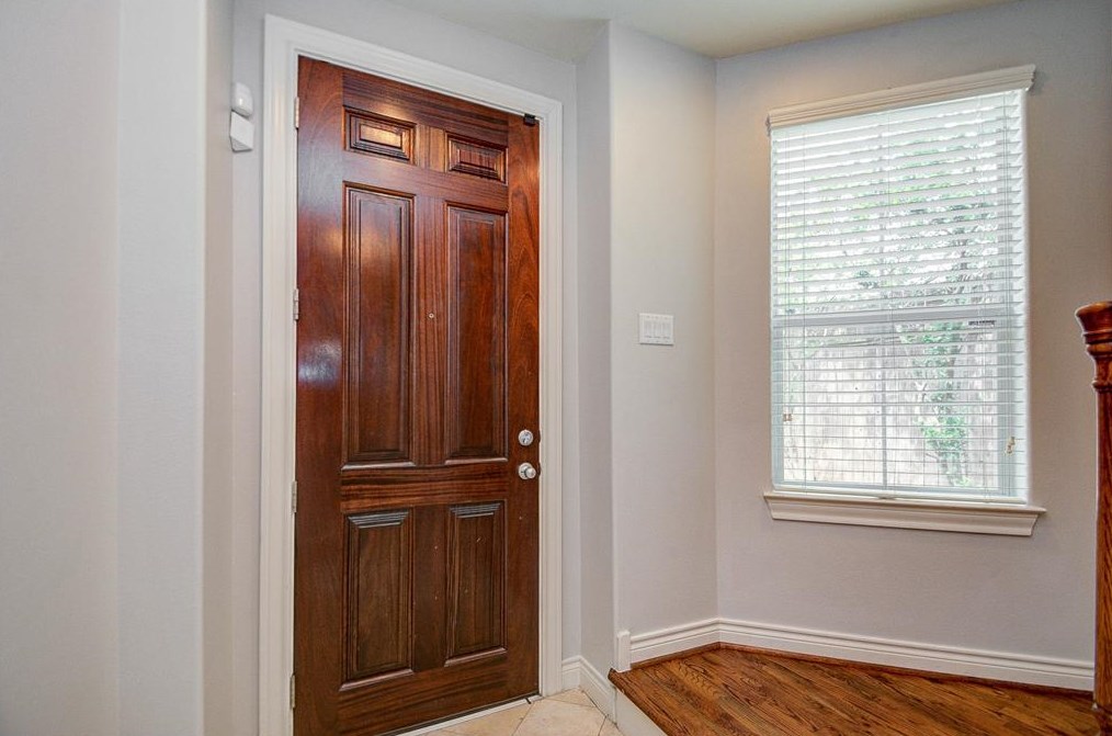 2823 Clinton Dr, Houston TX  77020-8401 exterior