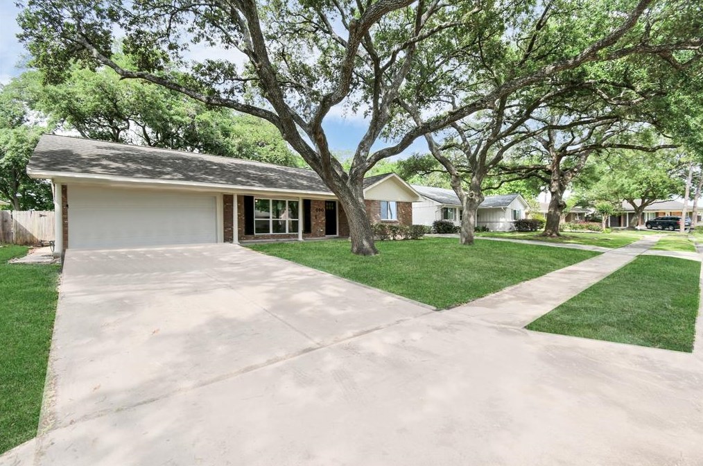 5010 Creekbend Dr, Houston TX  77035-3141 exterior