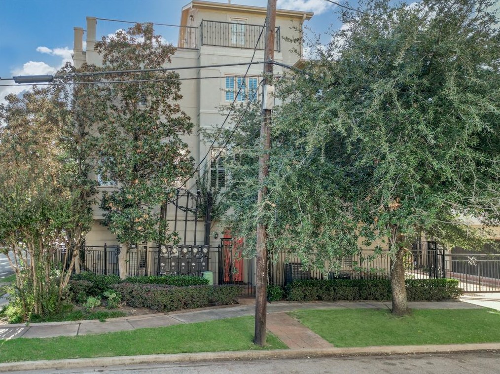 1402 Wichita St, Houston TX  77004-5747 exterior