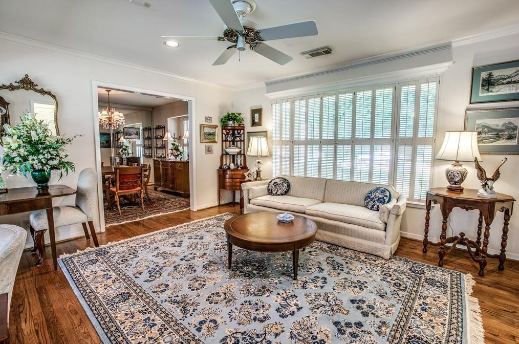 330 Wycliffe Dr, Houston TX  77043-3901 exterior