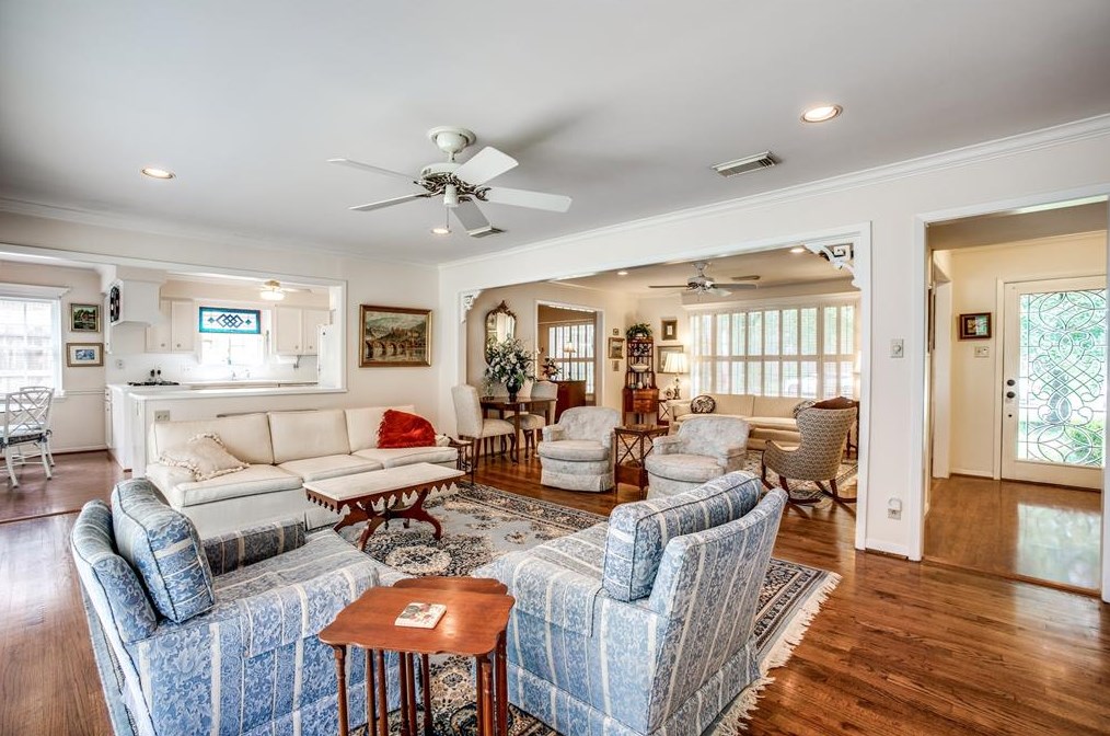 330 Wycliffe Dr, Houston TX  77043-3901 exterior