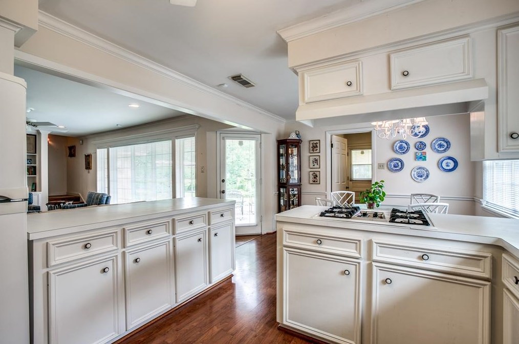 330 Wycliffe Dr, Houston TX  77043-3901 exterior