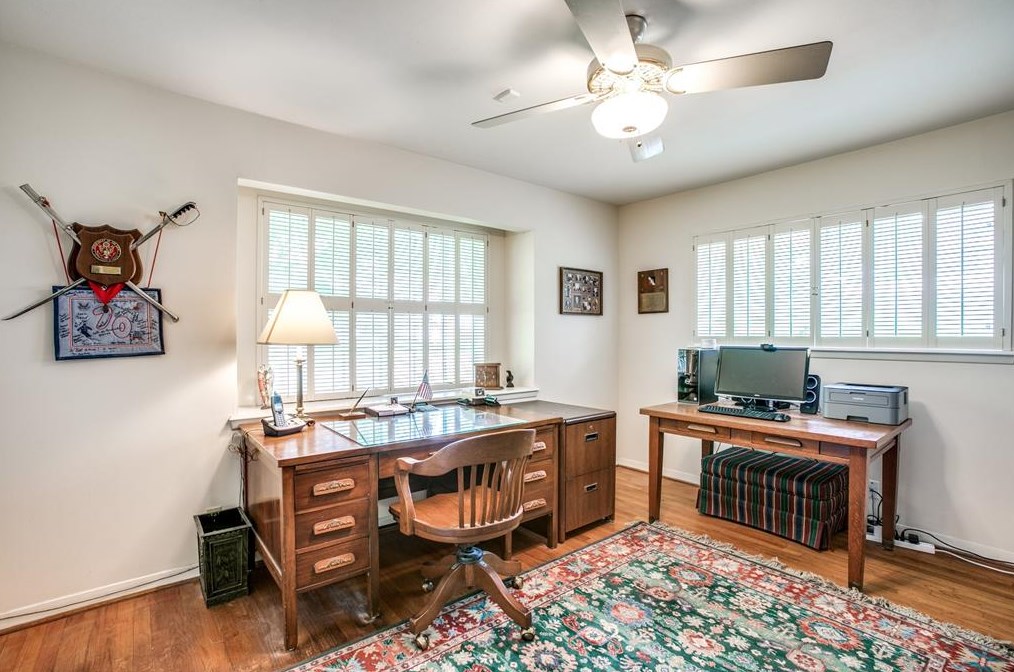 330 Wycliffe Dr, Houston TX  77043-3901 exterior