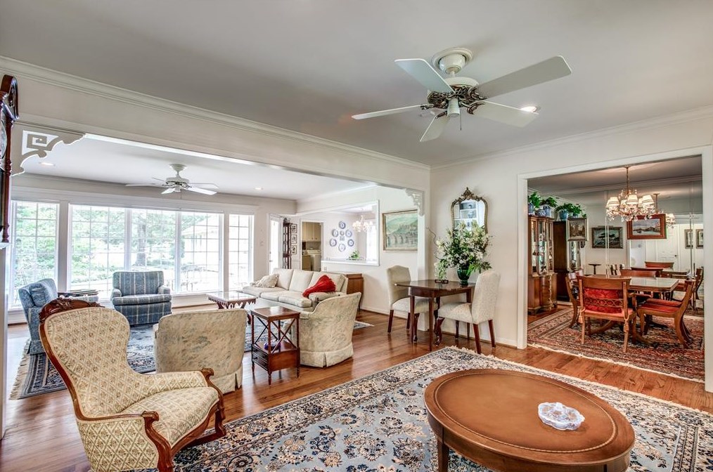 330 Wycliffe Dr, Houston TX  77043-3901 exterior